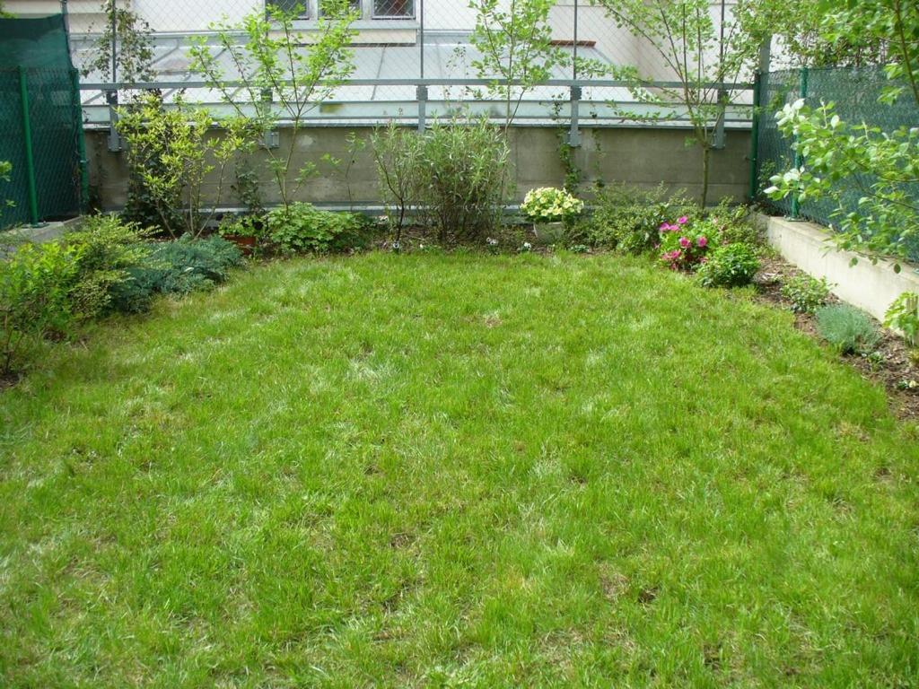 Garden Apartment With Garage In Central Praga Exterior foto